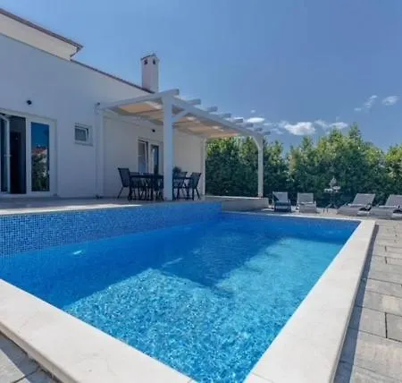 Luana With Private Pool In Beautiful