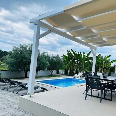 Luana With Private Pool In Beautiful Ровинь