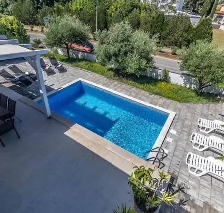Вилла Luana With Private Pool In Beautiful Ровинь