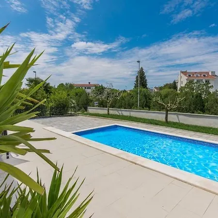 Luana With Private Pool In Beautiful Ровинь